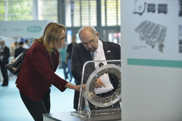 Wirtschaftsstaatssekretärin Katrin Schütz besuchte am 18. September 2017 auf der weltgrößten Fachmesse für Metallbearbeitung EMO in Hannover baden-württembergische Unternehmen. Im Rahmen ihres Messerundgangs informierte sie sich insbesondere über neueste Entwicklungen der Werkzeugmaschinen- und Präzisionswerkzeugindustrie.