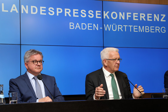 Pressekonferenz Baden-Württemberg profitiert von Europa Ministerpräsident Winfried Kretschmann (r.) und Europaminister Guido Wolf (l.) bei der Regierungspressekonferenz (Bild: Staatsministerium Baden-Württemberg)
