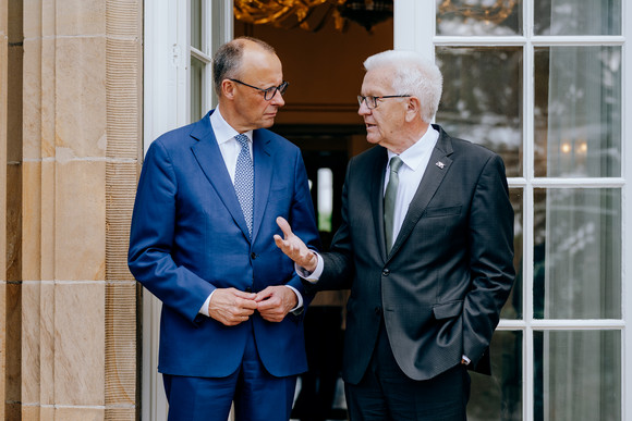 Besuch Kretschmann empfängt Bundeskanzler Merz Bundeskanzler Friedrich Merz (links) und Ministerpräsident Winfried Kretschmann (rechts) im Gespräch