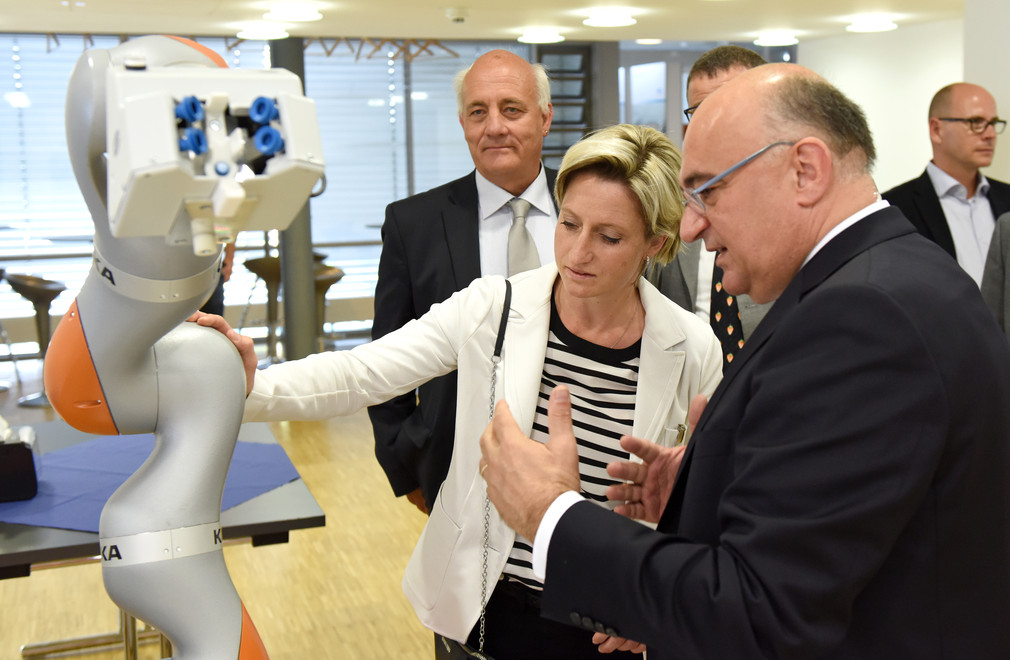 Die Wirtschaftsministerin besuchte bei ihrer Sommerreise auch den Sensorhersteller SICK in Waldkirch, der jüngst als einer der „100 Orte für Industrie 4.0 in BW“ ausgezeichnet wurde.