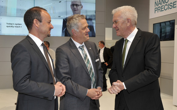 Wirtschaft Kretschmann besucht Hannover Messe Ministerpräsident Winfried Kretschmann (r.) besucht den Stand der Wittenstein SE (Igersheim)