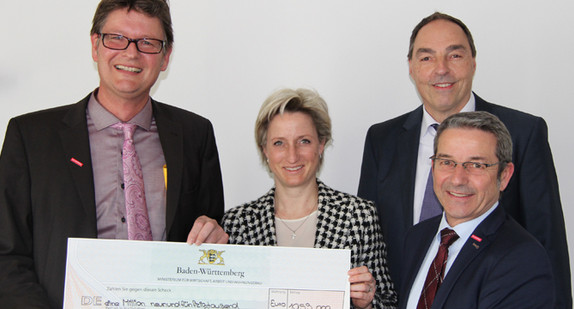 Übergabe eines Förderbescheides an Vertreter der Handwerkskammer Freiburg: v.l.: Dr Dirk F. Gebert (Leiter der Gewerbe Akademie der Handwerkskammer Freiburg), Ministerin Dr. Nicole Hoffmeister-Kraut, Geschäftsführer Rainer Botsch, Präsident Johannes Ullrich (vorne).