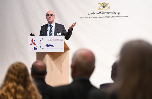 Prof. Achim Wambach vom Zentrum für Europäische Wirtschaftsforschung (ZEW) hält eine Rede auf dem Wirtschaftskongress Brexit (Quelle: Sascha Baumann / all4foto.de)