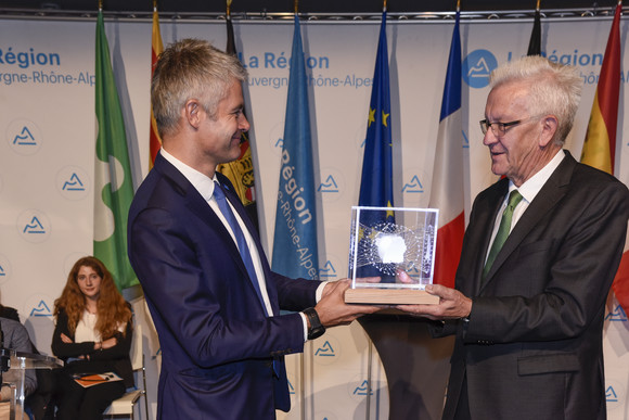Europa Land übernimmt Präsidentschaft der Vier Motoren für Europa Übergabe des neu geschaffenen symbolischen Objekts für die Präsidentschaft der Vier Motoren für Europa: Laurent Wauquiez (l.), Präsident der Region Auvergne-Rhône-Alpes, und Ministerpräsident Winfried Kretschmann (r.) (Foto: © Auvergne-Rhône-Alpes, Michel Pérès)