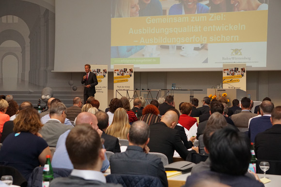 Rund 300 Personen – darunter Vertreterinnen und Vertreter von Kammern, Innungen, Verbänden und Gewerkschaften, Ausbildungsverantwortliche in Betrieben, Lehrkräfte beruflicher Schulen sowie Projektträger – waren der Einladung des Ministeriums für Wirtschaft, Arbeit und Wohnungsbau gefolgt. Unter dem Titel „Gemeinsam zum Ziel: Ausbildungsqualität entwickeln – Ausbildungserfolg sichern“ wurde über erfolgreiche Maßnahmen informiert und bewährte Praxisbeispiele aufgezeigt.