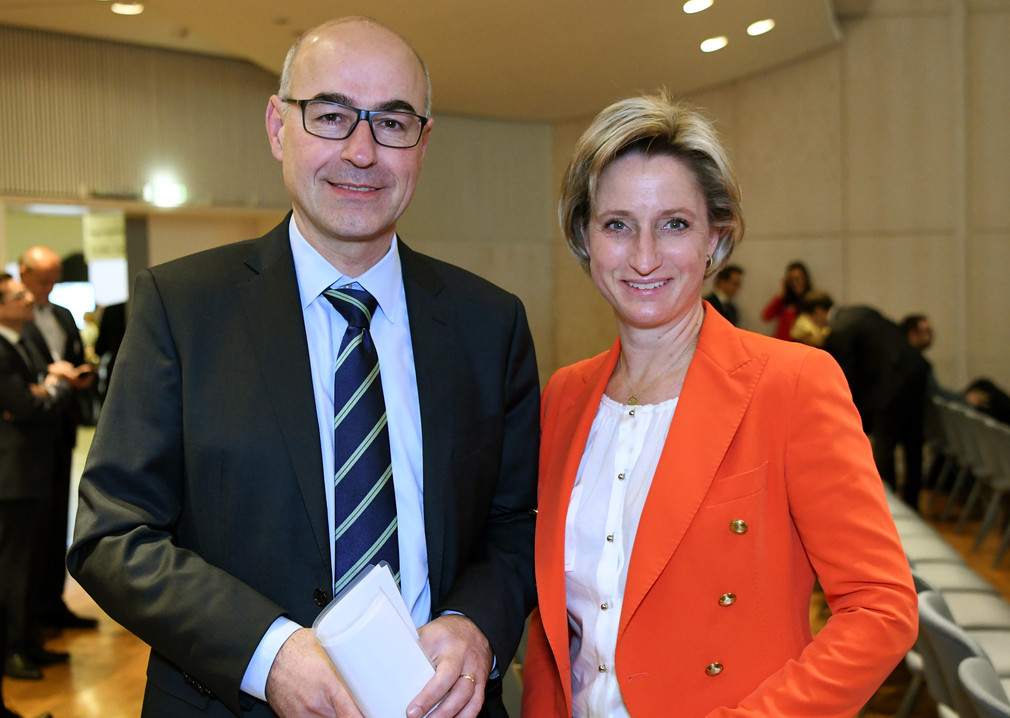 Wirtschafts- und Arbeitsministerin Dr. Nicole Hoffmeister-Kraut und Prof. Achim Wambach vom Zentrum für Europäische Wirtschaftsforschung (ZEW) stehen im Saal (Quelle: Sascha Baumann / all4foto.de) 
