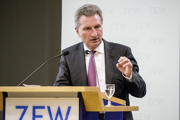 Gedenkveranstaltung Landesregierung und ZEW würdigen Lothar Späth EU-Kommissar Günther H. Oettinger bei seiner Rede (Foto: Erich Dichiser/ZEW)