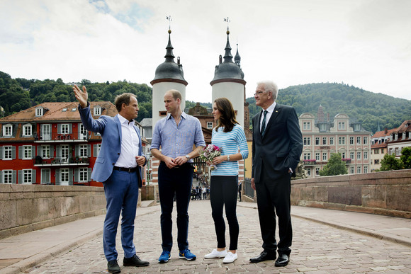 Besuch Herzogpaar von Cambridge besucht Heidelberg Auf der Alten Brücke: Heidelbergs Oberbürgermeister Prof. Dr. Eckart Würzner, Prinz William, Herzogin Catherine und Ministerpräsident Winfried Kretschmann (v.l.n.r.)