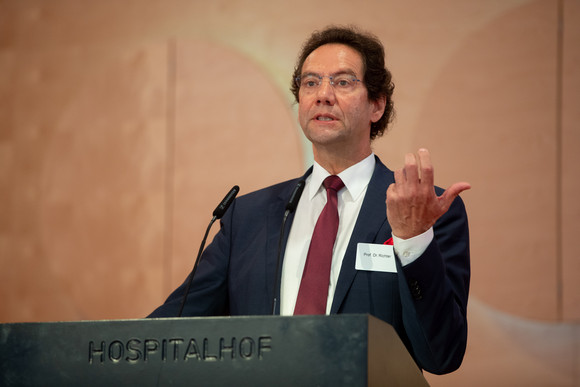 Gesundheit Forum Gesundheitsstandort Baden-Württemberg Prof. Dr. med. Götz Martin Richter, Ärztlicher Direktor am Klinikum Stuttgart, bei seinem Impulsvortrag