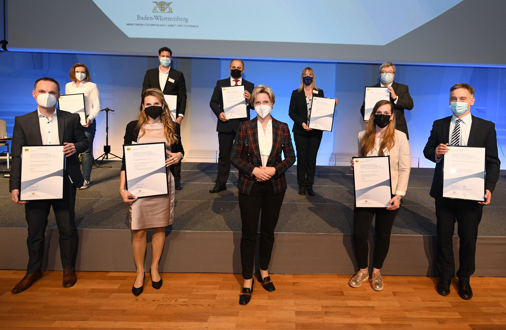 Gruppenbild nach der Preisverleihung: Preisträger/innen und Wirtschaftsministerin Dr. Hoffmeister-Kraut