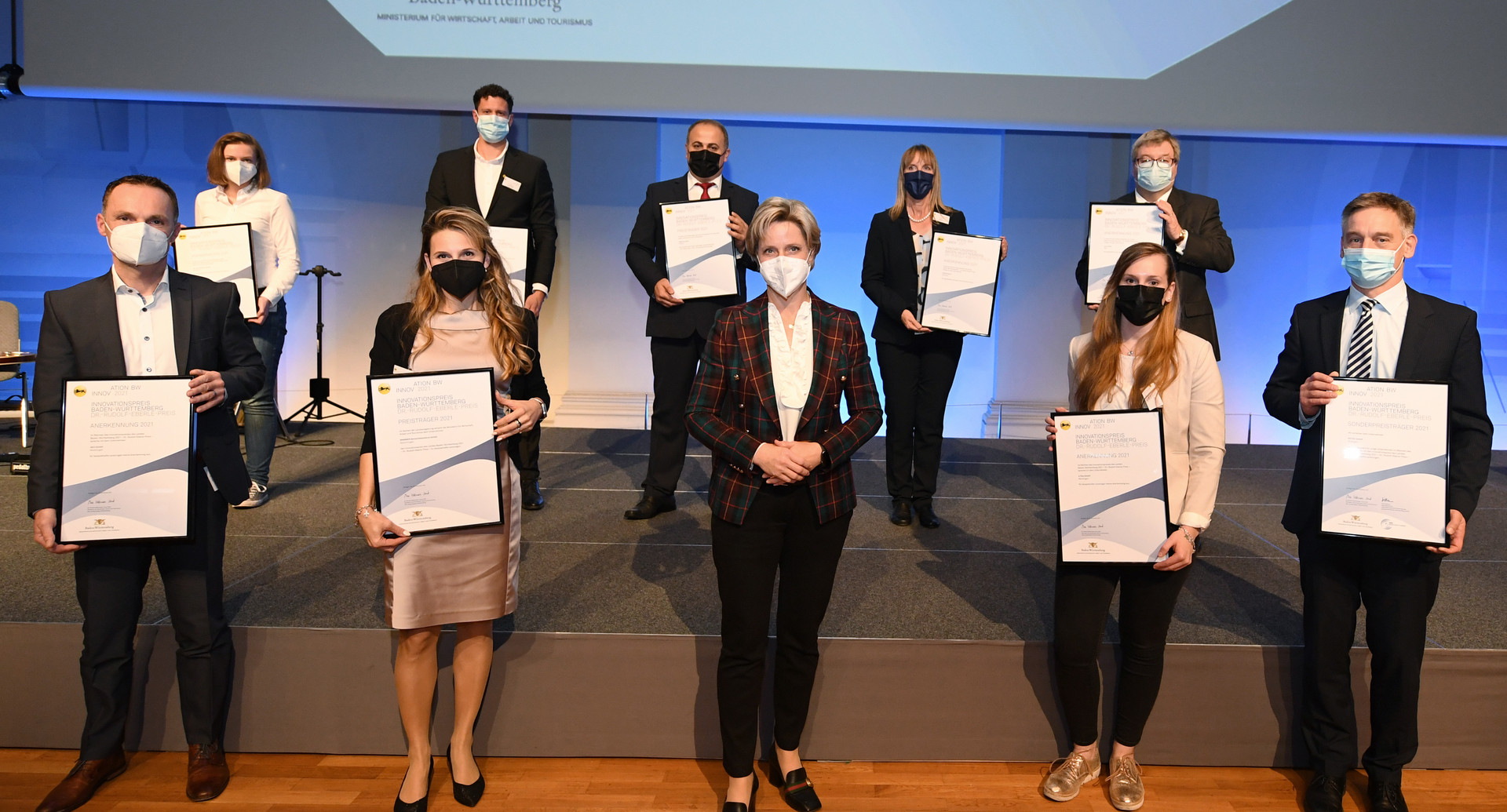 Gruppenbild nach der Preisverleihung: Preisträger/innen und Wirtschaftsministerin Dr. Hoffmeister-Kraut