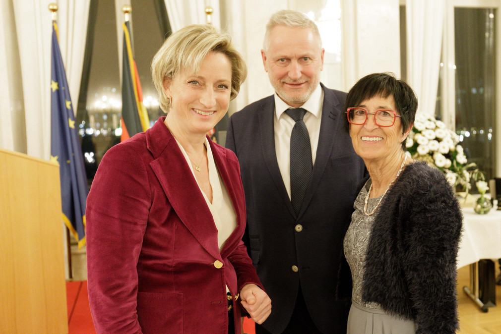 Verleihung Wirtschaftsmedaille 2022 - Ministerin Dr. Nicole Hoffmeister-Kraut und Roswitha Keppler