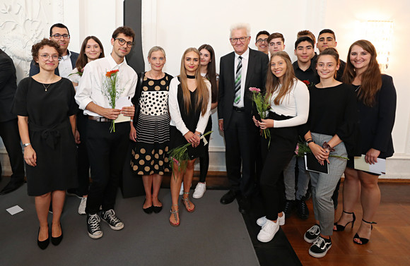 Festakt Würdigung des Widerstands gegen den Nationalsozialismus Ministerpräsident Winfried Kretschmann zusammen mit Schülerinnen und Schülern des Ferdinand-Porsche-Porsche-Gymnasiums (Bild: Staatsministerium Baden-Württemberg)