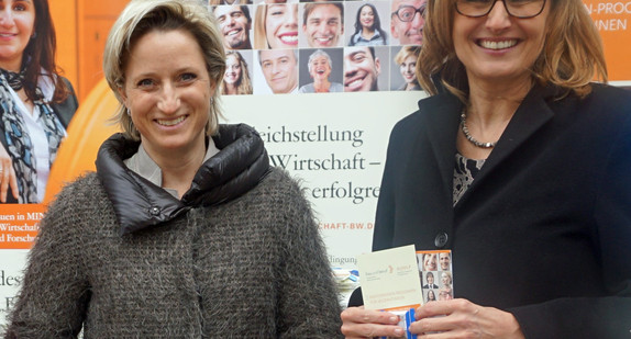 Wirtschaftsministerin Dr. Nicole Hoffmeister-Kraut und Wirtschaftsstaatssekretärin Katrin Schütz besuchten anlässlich des Internationalen Frauentages am 8. März 2017 den Aktionsstand des Wirtschaftsministeriums auf dem Stuttgarter Schlossplatz.