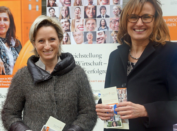 Wirtschaftsministerin Dr. Nicole Hoffmeister-Kraut und Wirtschaftsstaatssekretärin Katrin Schütz besuchten anlässlich des Internationalen Frauentages am 8. März 2017 den Aktionsstand des Wirtschaftsministeriums auf dem Stuttgarter Schlossplatz.