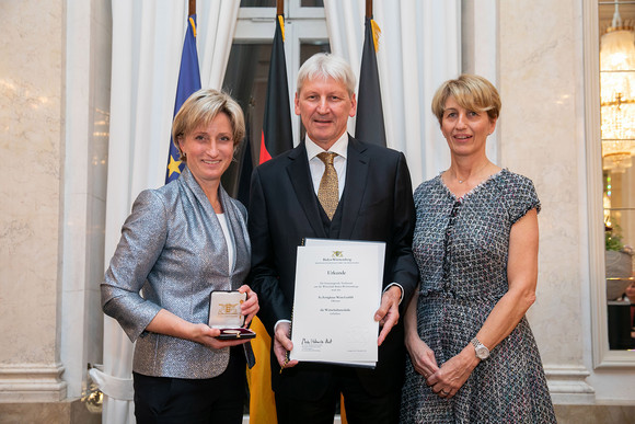 Ministerin Hoffmeister-Kraut und die Preisträger Christel und Hans Volker Noller aus Oberrot (Bild: Uli Regenscheit)