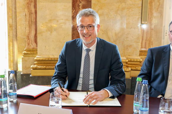 Ausbildung Neues Ausbildungsbündnis 2023-2027 unterzeichnet Steffen Jäger, Präsident des Gemeindetags Baden-Württemberg, bei der Unterzeichnung des Bündnisses