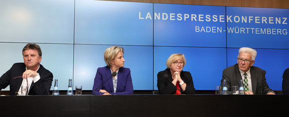 Pressekonferenz Ein Jahr Forum Gesundheitsstandort Baden-Württemberg v.l.n.r.: Gesundheitsminister Manne Lucha, Wirtschaftsministerin Dr. Nicole Hoffmeister-Kraut, Wissenschaftsministerin Theresia Bauer und Ministerpräsident Winfried Kretschmann bei der Regierungspressekonferenz (Bild: Staatsministerium Baden-Württemberg)