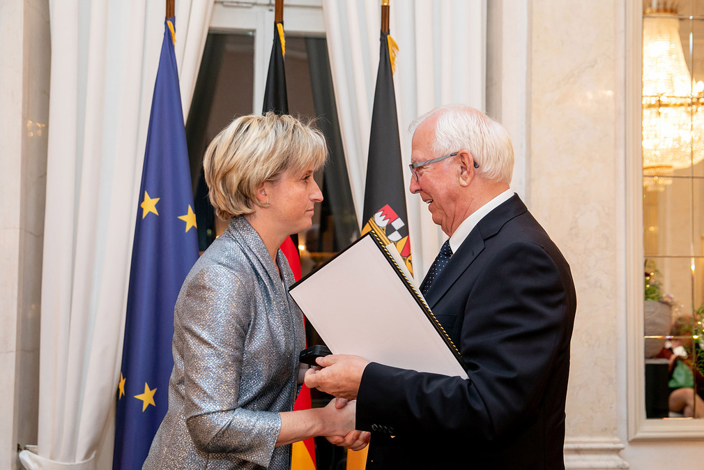 Ministerin Hoffmeister-Kraut gratuliert Harald Zahn (Bild: Uli Regenscheit)