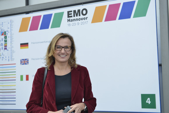 Wirtschaftsstaatssekretärin Katrin Schütz besuchte am 18. September 2017 auf der weltgrößten Fachmesse für Metallbearbeitung EMO in Hannover baden-württembergische Unternehmen. Im Rahmen ihres Messerundgangs informierte sie sich insbesondere über neueste Entwicklungen der Werkzeugmaschinen- und Präzisionswerkzeugindustrie.