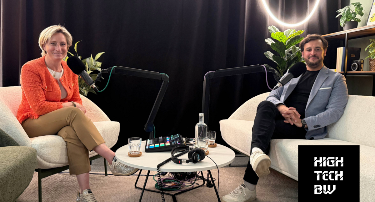 Nicole Hoffmeister-Kraut sitzt links, Moritz Gräter sitzt rechts. Beide in einem Podcast Studio