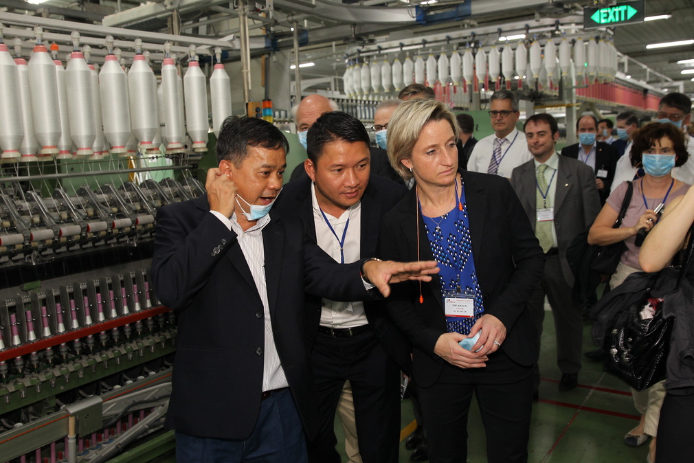In Vietnam besuchte Hoffmeister-Kraut und die Delegation Phong Phu Textile Corp., Marktführer im Bereich Bekleidungsindustrie.