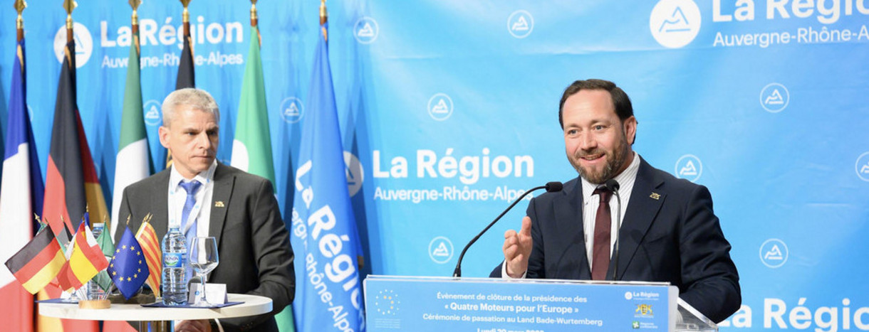Europastaatssekretär Florian Hassler (r.) und Wirtschaftsstaatssekretär Dr. Patrick Rapp (l.) bei der Übernahme der Präsidentschaft der „Vier Motoren für Europa“ am 20. März 2023 in Lyon