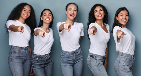 Eine Gruppe Frauen schaut lachend in die Kamera.