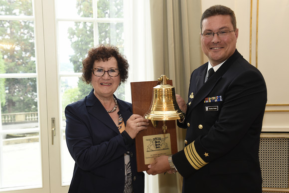Empfang Besuch der Crew Alpha der Fregatte Baden-Württemberg Gerlinde Kretschmann (l.) übergibt Fregattenkapitän Markus Venker (r.) eine Schiffsglocke