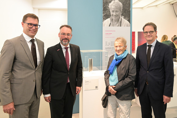 Daniel Güthler (EBM Kornwestheim), Peter Friedrich (Handwerkskammer Region Stuttgart), Staatspreisnominierte Ulrike Scriba, Michael Kleiner (Wirtschaftsministerium)