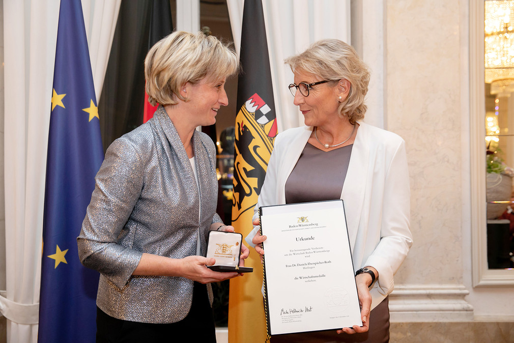Ministerin Hoffmeister-Kraut gratuliert Dr. Daniela Eberspächer-Roth aus Hirrlingen (Bild: Uli Regenscheit)