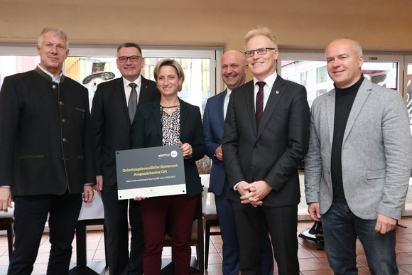 Kreisbereisung Ministerin besucht den Landkreis Biberach Auszeichnung des Landkreises Biberach, und der Städte Biberach, Laupheim und Riedlingen als "Gründerfreundliche Kommune" (Bild: © Ministerium für Wirtschaft, Arbeit und Wohnungsbau)