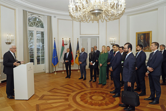 Antrittsbesuch Kretschmann empfängt Botschafter der Vereinigten Arabischen Emirate Ministerpräsident Winfried Kretschmann (links) spricht zu den Gästen
