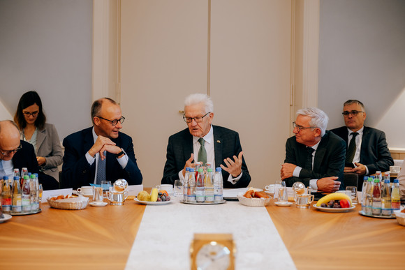Antrittsbesuch Bundeskanzler Friedrich Merz besucht Baden-Württemberg Ministerpräsident Winfried Kretschmann (Mitte), Bundeskanzler Friedrich Merz (links) und Innenminister Thomas Strobl (rechts) bei der Kabinettssitzung