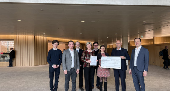 Wirtschaftsministerin Dr. Nicole Hoffmeister-Kraut bei der Übergabe des Förderbescheids an Vertreter des Netzwerks AI-Matters in Stuttgart.