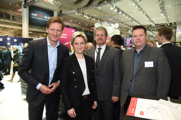 Wirtschaftsministerin Dr. Nicole Hoffmeister-Kraut hat sich bei einem Besuch der CeBIT in Hannover am 21. und 22. März 2017 bei Ausstellern aus Baden-Württemberg über die wichtigsten Trends der Digitalisierung informiert und ausgetauscht.