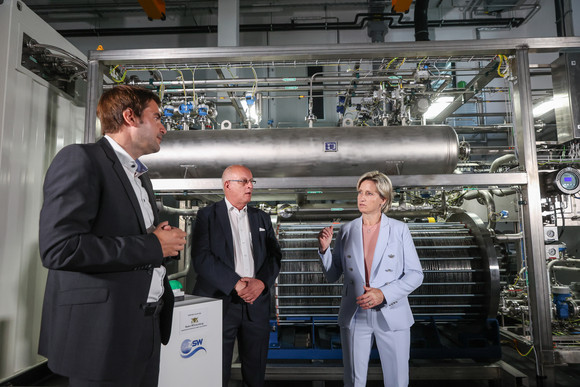 Wirtschaftsministerin Dr. Nicole Hoffmeister-Kraut besucht am 2. August 2022 das Zentrum für Sonnenenergie- und Wasserstoff-Forschung Baden-Württemberg (ZSW). Die Ministerin betätigte den Startknopf für das Herzstück des vom Wirtschaftsministerium mit fünf Millionen Euro geförderten Verbundprojekts „Elektrolyse made in Baden-Württemberg“: