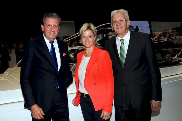 Ministerpräsident Winfried Kretschmann und die Ministerin für Wirtschaft, Arbeit und Wohnungsbau Dr. Nicole Hoffmeister-Kraut besuchten am 15. September 2017 die 67. Internationale Automobil-Ausstellung (IAA) in Frankfurt. Schwerpunkt des Besuchs waren Messeauftritte baden-württembergischer Unternehmen, die Lösungen auf dem Weg zum emissionsfreien Fahren auf dem Branchentreff präsentierten.