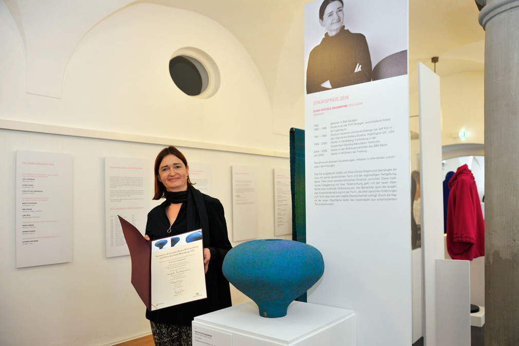 Elisa Stützle-Siegsmund erhielt für ihre „Große Kugelform Türkis“ den Staatspreis.