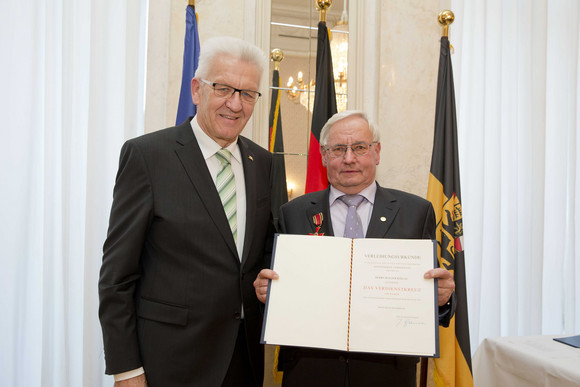 Tag des Ehrenamtes Kretschmann würdigt besonderes ehrenamtliches Engagement Ministerpräsident Winfried Kretschmann (l.) und Walter Reklau (r.)