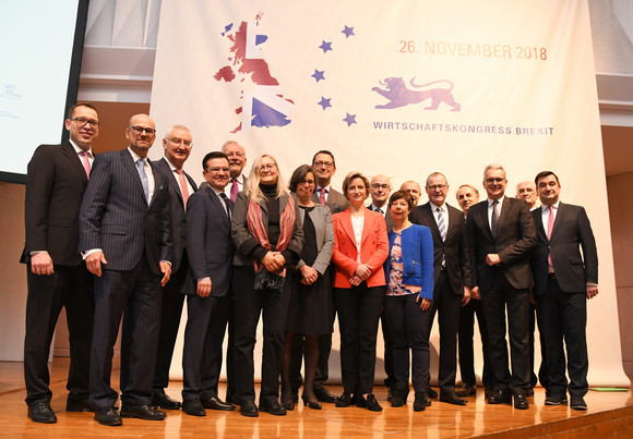 Gruppenbild mit Wirtschafts- und Arbeitsministerin Dr. Nicole Hoffmeister-Kraut (Quelle: Sascha Baumann / all4foto.de)