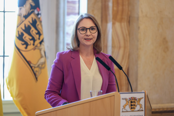 Ausbildung Neues Ausbildungsbündnis 2023-2027 unterzeichnet Sandra Boser, Staatssekretärin im Ministerium für Kultus, Jugend und Sport, bei ihrer Ansprache