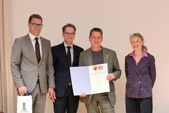 Daniel Güthler (EBM Kornwestheim), Michael Kleiner (Wirtschaftsministerium), Staatspreisträger Stefan Broszeit, Grit Weber (Juryvorsitzende)