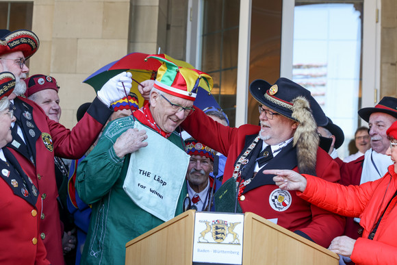Fastnacht Närrischer Staatsempfang der Landesregierung Ministerpräsident Winfried Kretschmann (M.) mit Narren