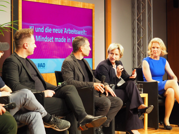 von links nach rechts: David Reger, Prof. Dipl.-Ing. Thomas Hundt, Ministerin Dr. Nicole Hoffmeister-Kraut und Prof. Dr. Katharina Hölzle