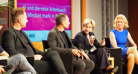 von links nach rechts: David Reger, Prof. Dipl.-Ing. Thomas Hundt, Ministerin Dr. Nicole Hoffmeister-Kraut und Prof. Dr. Katharina Hölzle