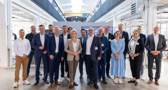 Gruppenbild mit Wirtschaftsministerin Dr. Nicole Hoffmeister-Kraut beim Besuch der Firma Wafios