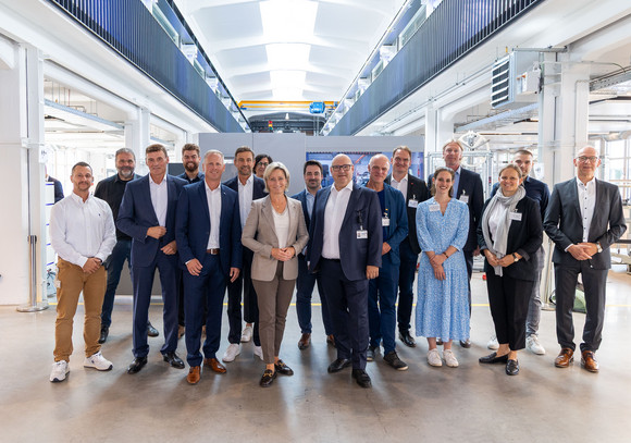 Gruppenbild mit Wirtschaftsministerin Dr. Nicole Hoffmeister-Kraut beim Besuch der Firma Wafios