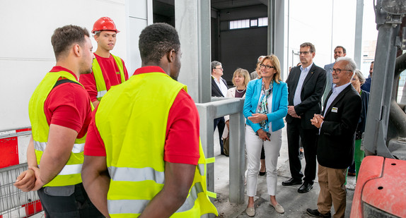 Besuch der Firma Rolf Benzinger Spedition-Transporte GmBH in Tiefenbronn im Rahmen der Ausbildungsreise