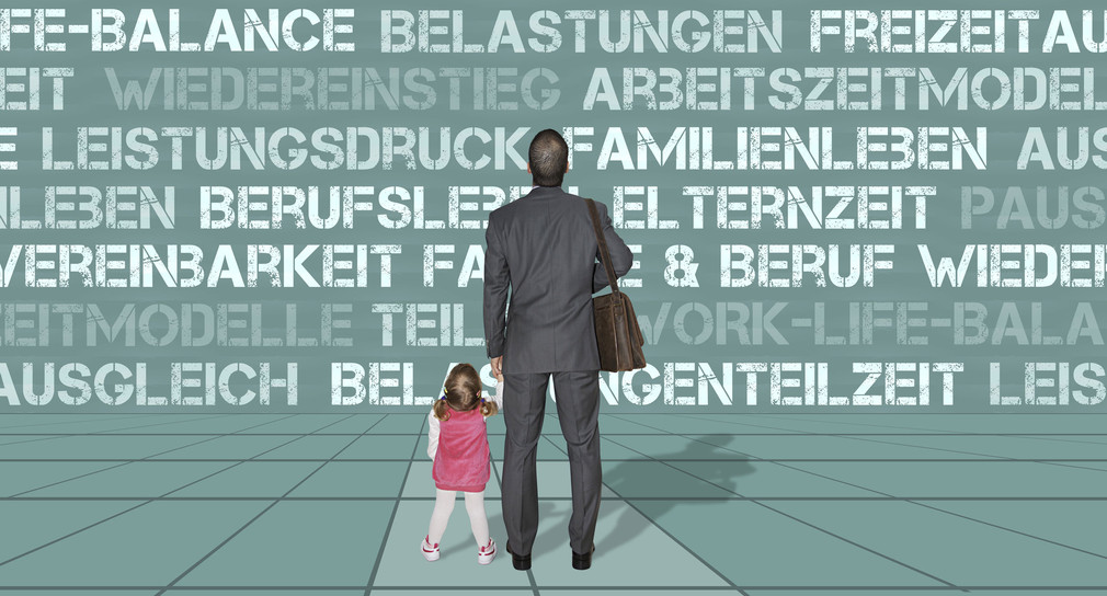 Vater und Kind betrachten eine Wand mit Wörtern, die mit der Vereinbarkeit von Familie und Beruf zusammenhängen.